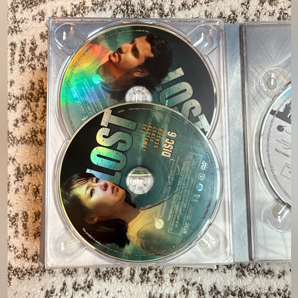 Lost: The Complete First Season 7-Disc DVD Box Set - Picture 8 of 12